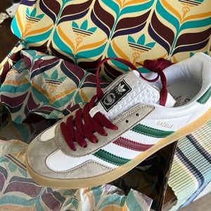 Fun sneakers!  Size 38.